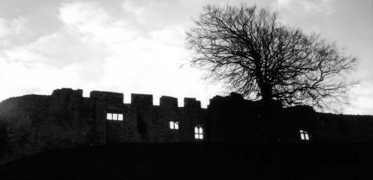 Photo image of Carisbrooke Castle battlements